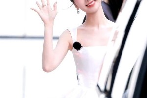 36岁毛晓彤甜美如少女，李一桐仙气惊艳同台