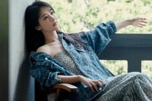 杨紫杭州街拍：碎花裙配牛仔外套，清新慵懒风美翻