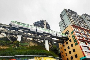 泰国游客涌入重庆：轻轨穿楼、麻辣火锅成热门打卡点