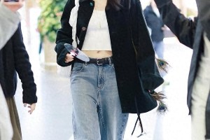 宋妍霏黑色外套+露脐装+牛仔裤穿搭，时髦摩登