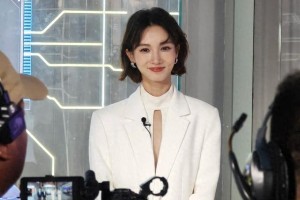 金晨狗啃刘海造型惊艳，35岁女星时尚突破